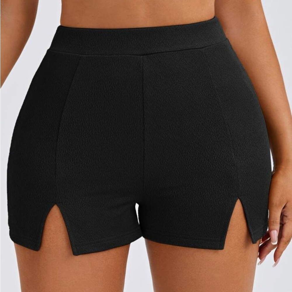 SXY Split Straight Leg Shorts
Black / 2(XS)